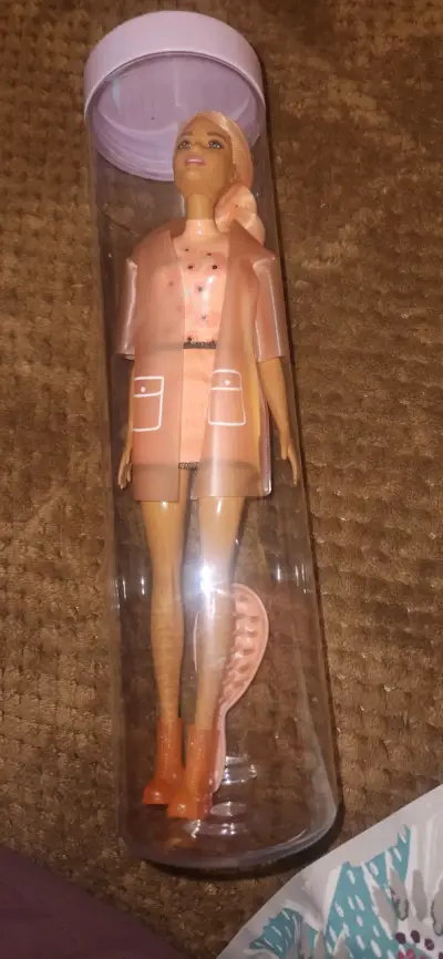 Muñeca con accesorios deportivos y mascota - miniatura 2