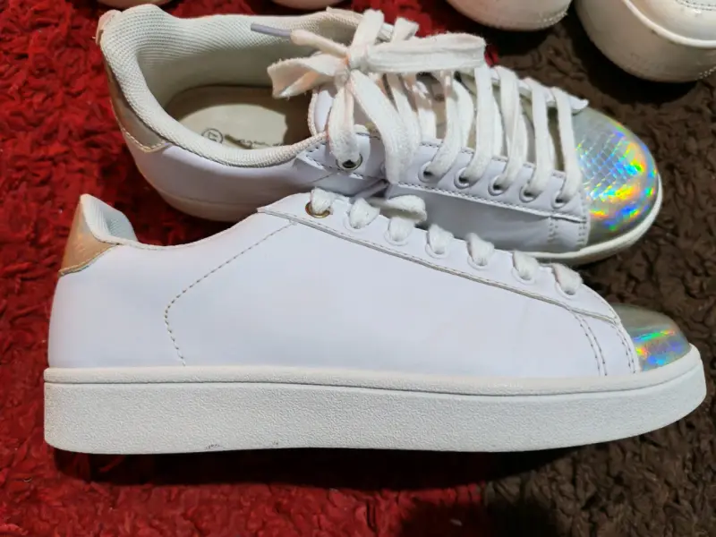 Zapatillas blancas casuales con detalles holográfi - 3