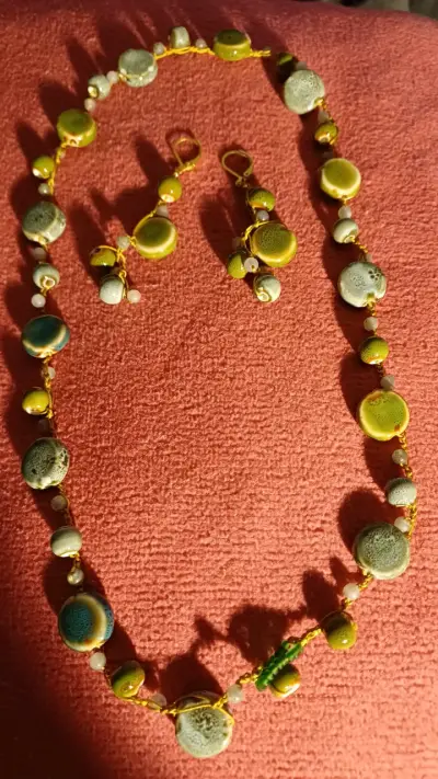 Conjunto de collar y aros de cerámica artesanal - miniatura 1