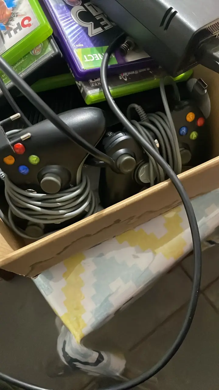 Consola Xbox 360 con juegos y controles - 1
