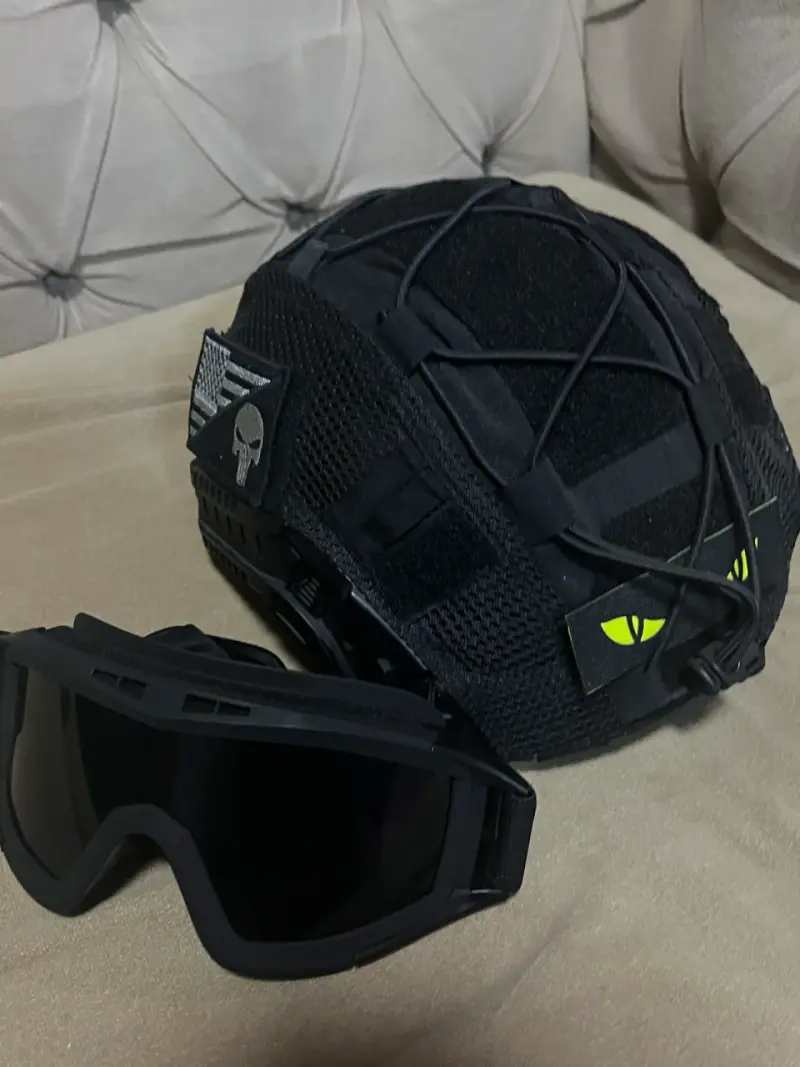 Casco táctico negro con gafas de protección - 1