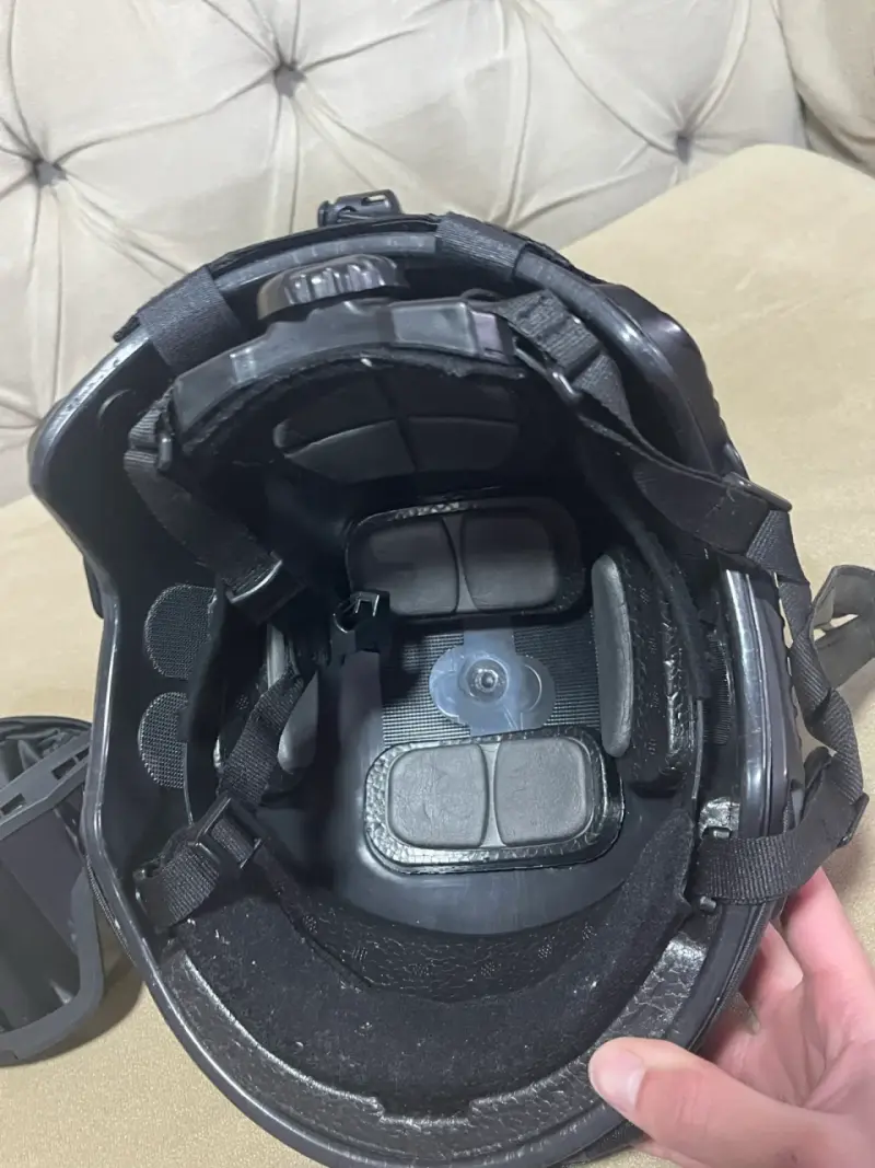 Casco táctico negro con gafas de protección - 2