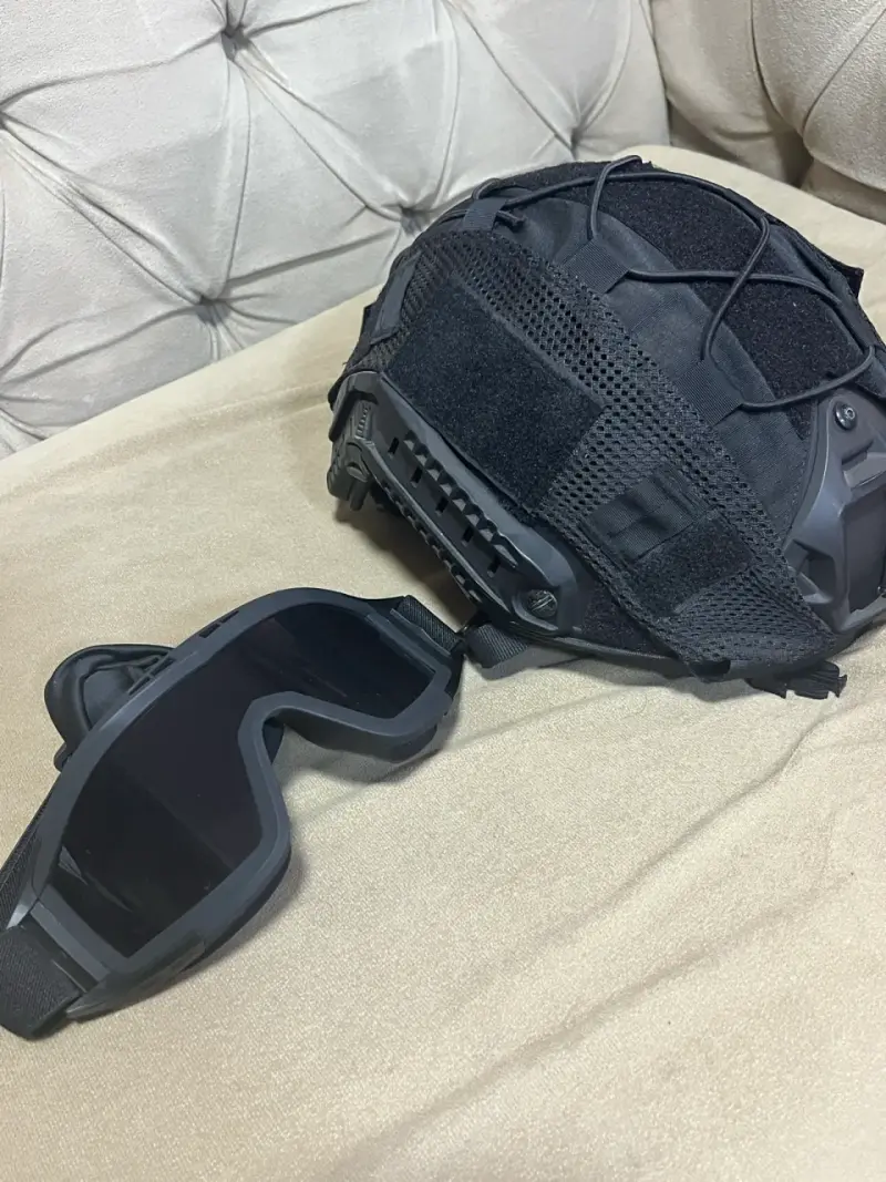 Casco táctico negro con gafas de protección - 3