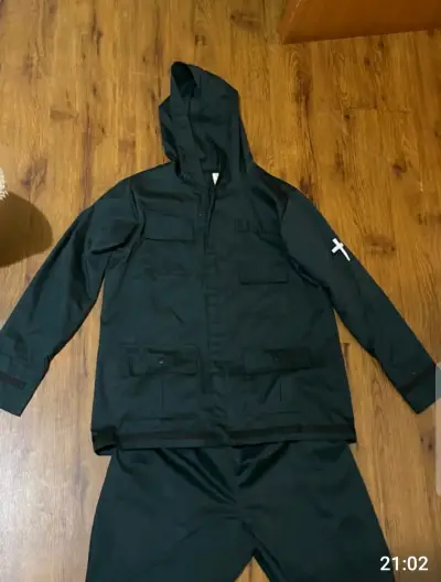 Chaqueta verde con cruz bordada - miniatura 2