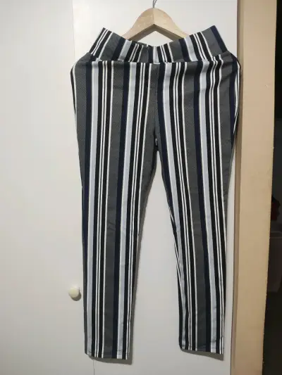 Pantalones a rayas blanco y negro para mujer - miniatura 2