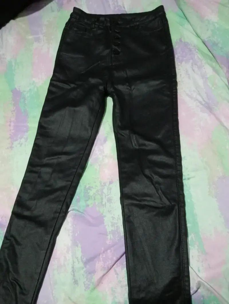Pantalones negros de cuero sintético afranelados - 1