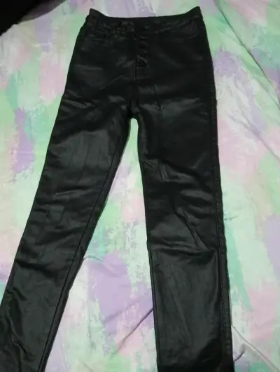 Pantalones negros de cuero sintético afranelados - miniatura 1