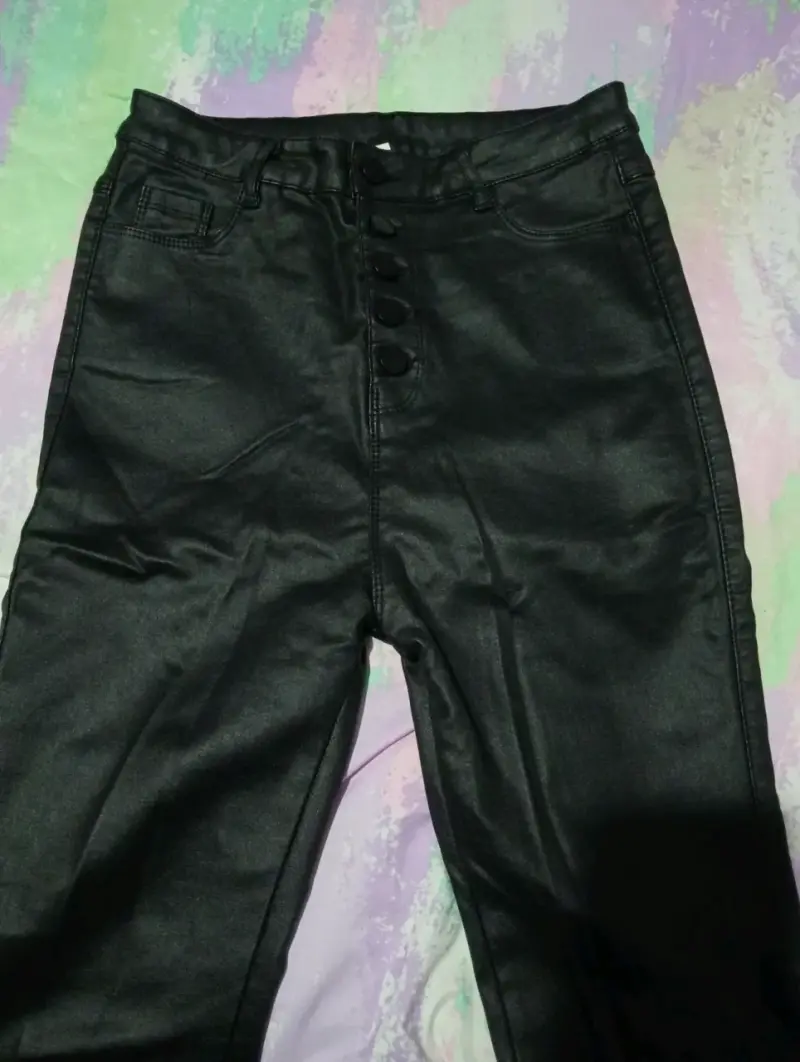 Pantalones negros de cuero sintético afranelados - 2