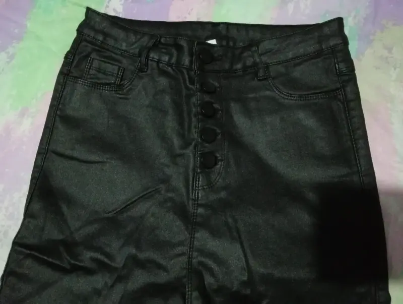 Pantalones negros de cuero sintético afranelados - 4