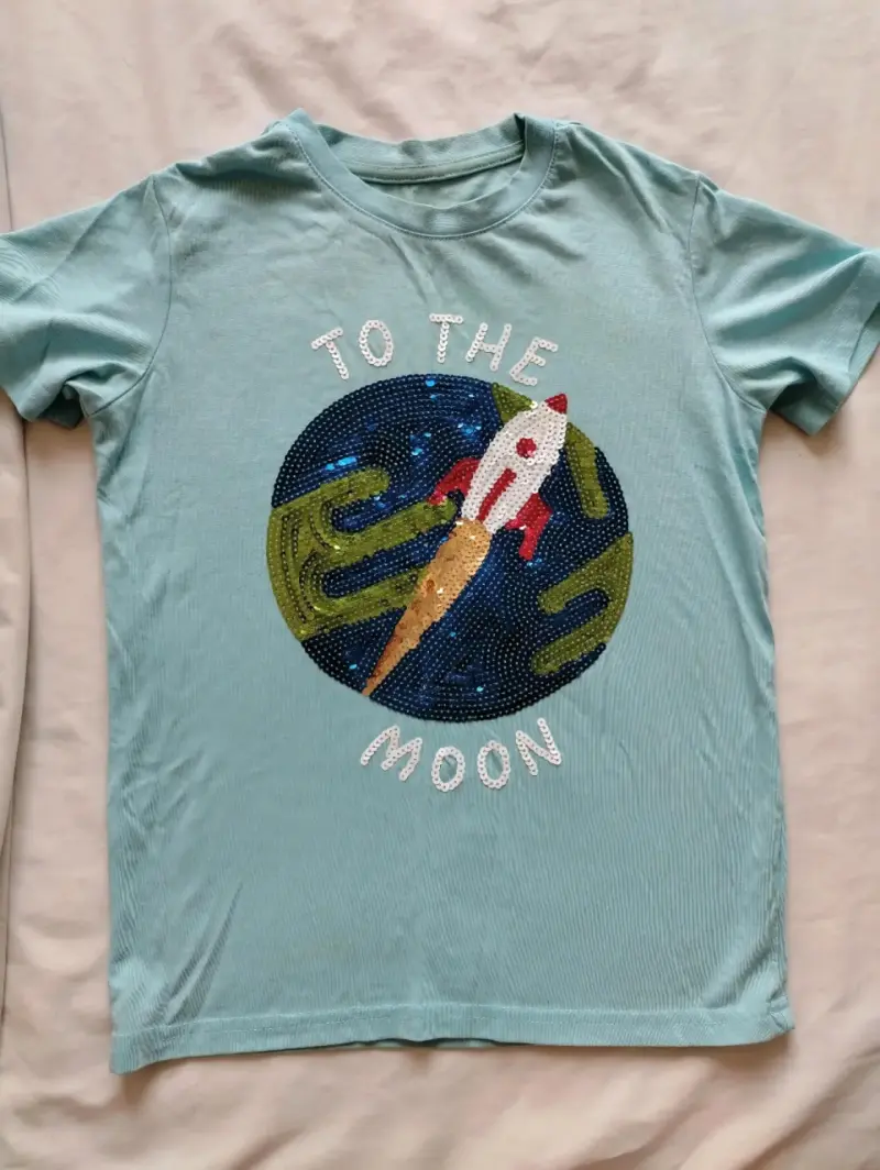 Polera celeste con diseño de cohete