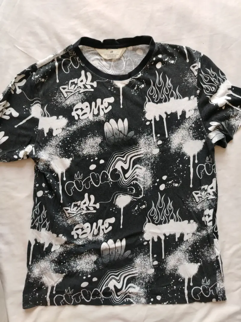 Polera H&M estampado graffiti blanco y negro - 1