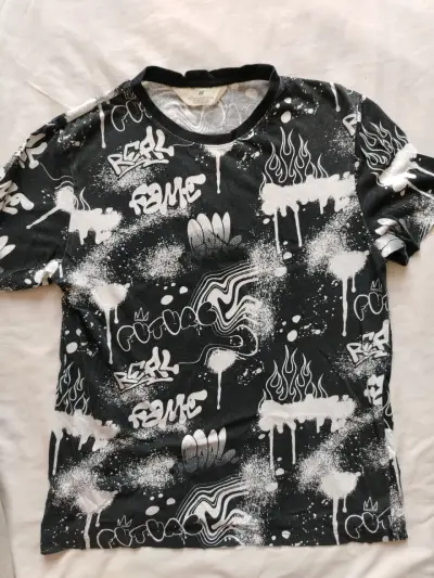 Polera H&M estampado graffiti blanco y negro - miniatura 1