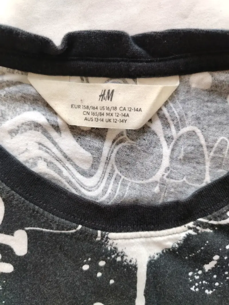 Polera H&M estampado graffiti blanco y negro - 2