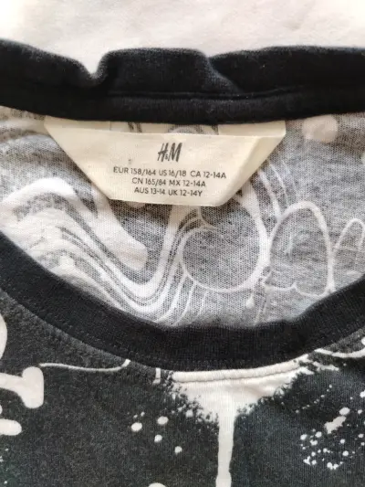 Polera H&M estampado graffiti blanco y negro - miniatura 2