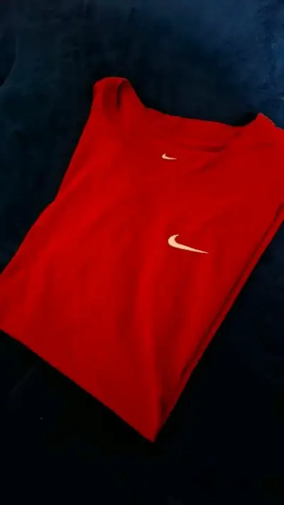 Polera roja Nike con logo bordado - miniatura 1