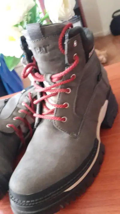 Botas CAT grises con cordones rojos - miniatura 1