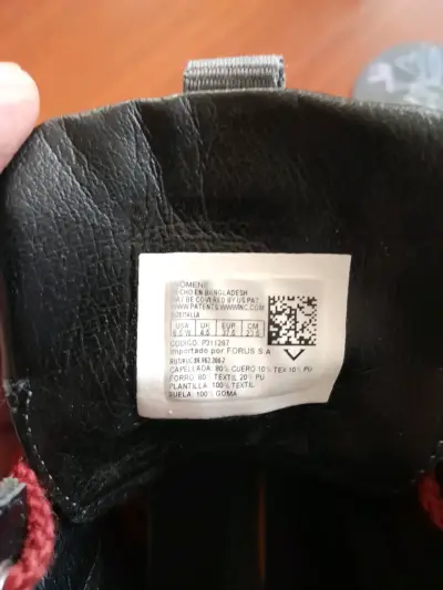 Botas CAT grises con cordones rojos - miniatura 3