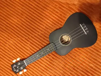 Ukulele acústico negro de concierto - miniatura 1