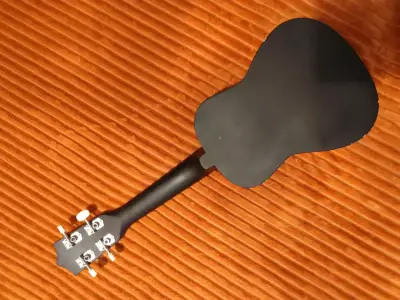 Ukulele acústico negro de concierto - miniatura 2