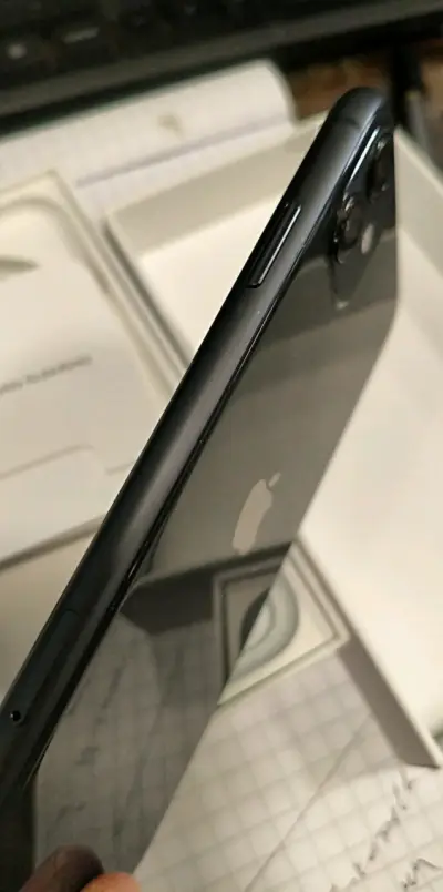 iPhone 11 negro en buen estado - miniatura 1