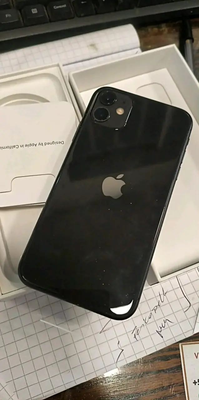 iPhone 11 negro en buen estado - 2