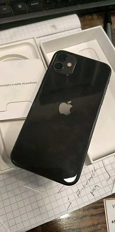 iPhone 11 negro en buen estado - miniatura 2