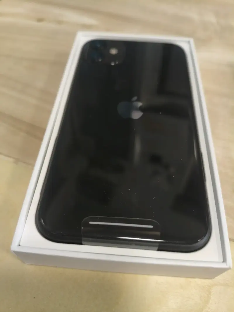 iPhone 11 negro en buen estado - 4