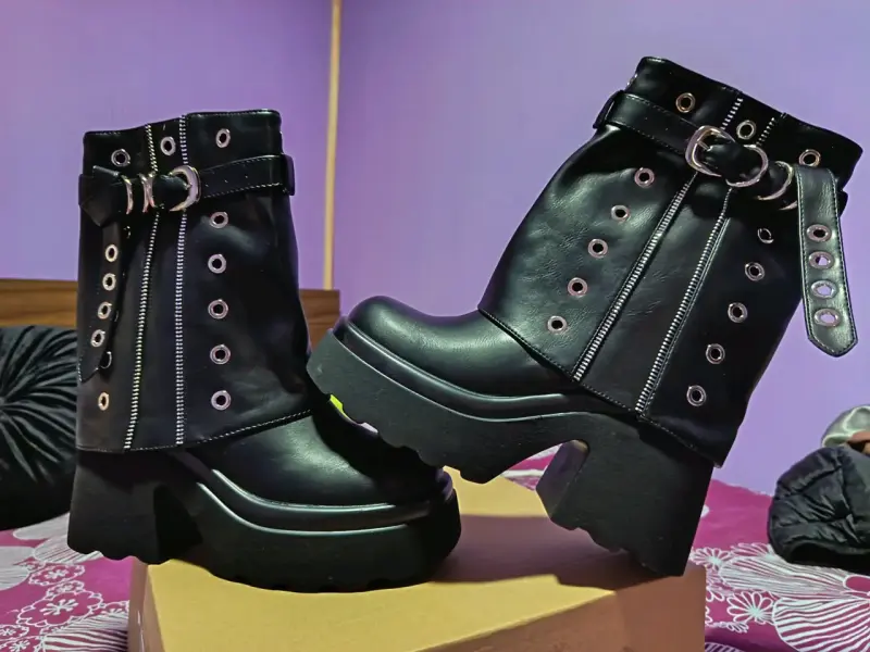 Botas negras de cuero con plataforma - 1