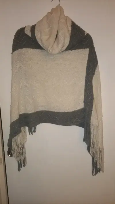 Poncho de lana beige y gris con flecos - miniatura 1