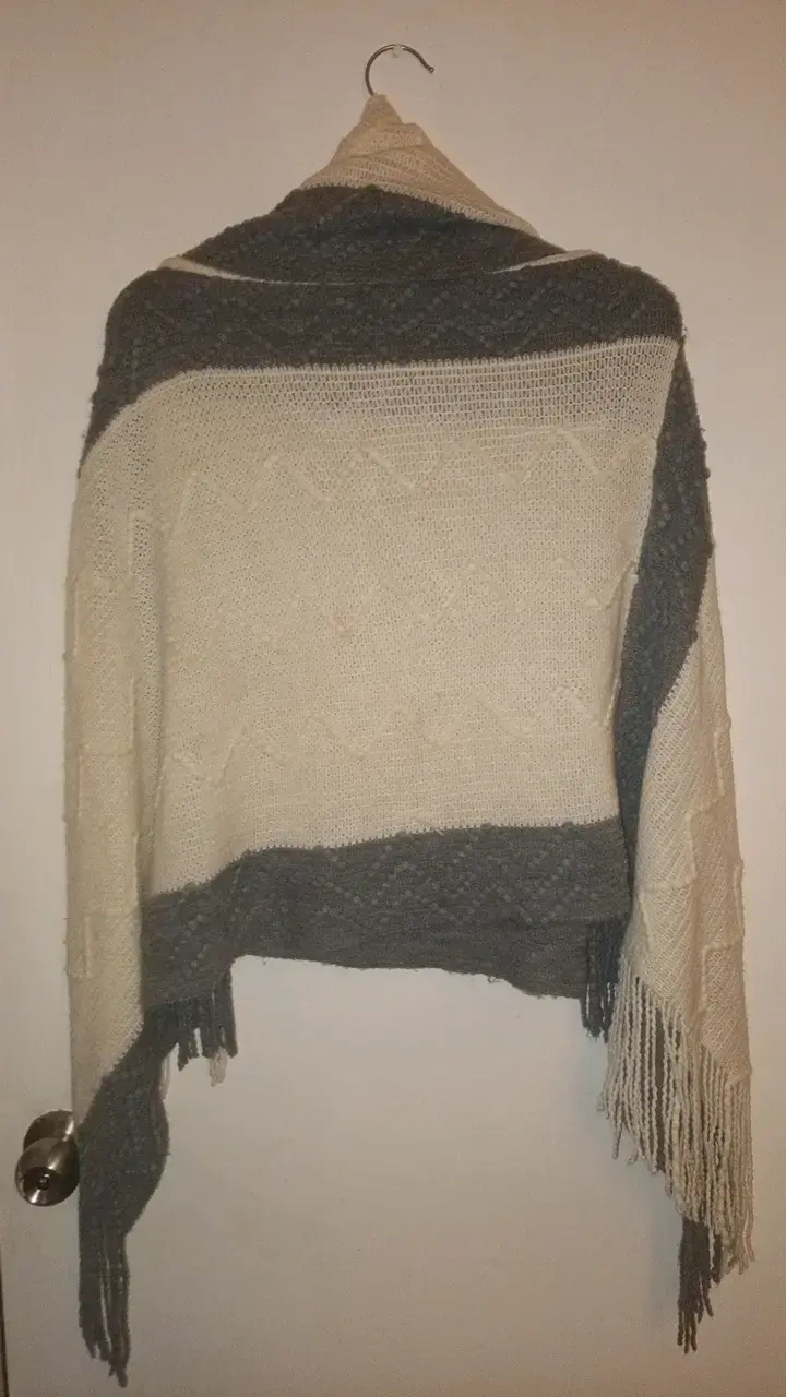 Poncho de lana beige y gris con flecos - 2