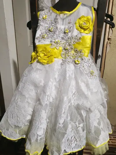 Vestido de niña blanco con detalles amarillos - miniatura 1