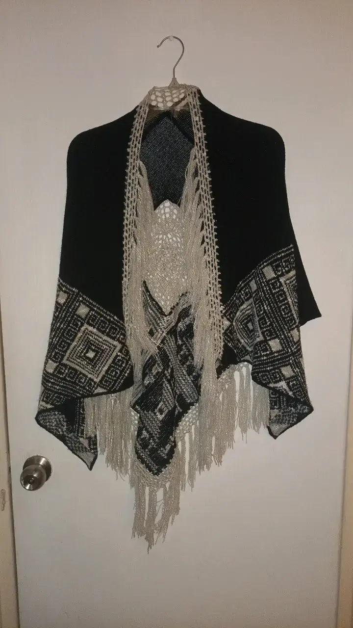 Poncho tejido artesanal con flecos - 1