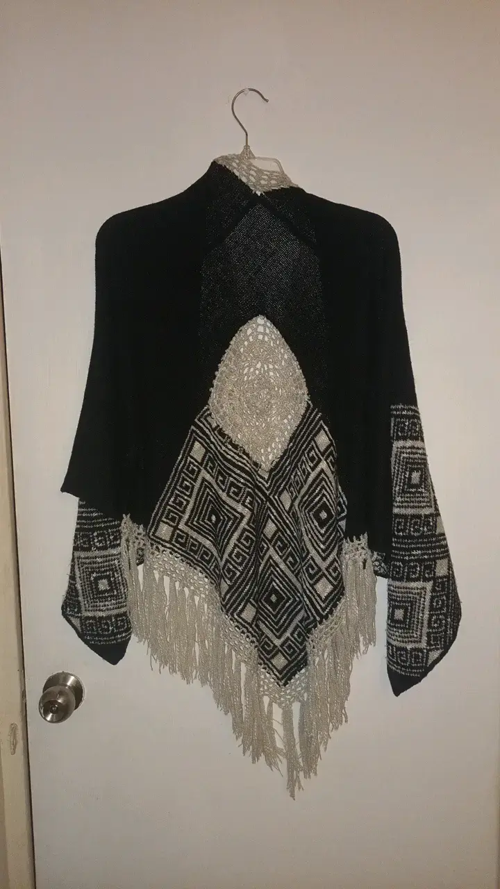 Poncho tejido artesanal con flecos - 2