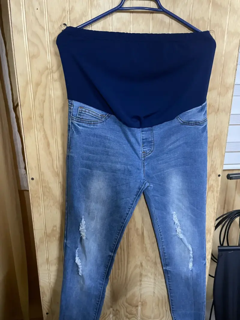 Pantalon maternal con diseño desgastado
