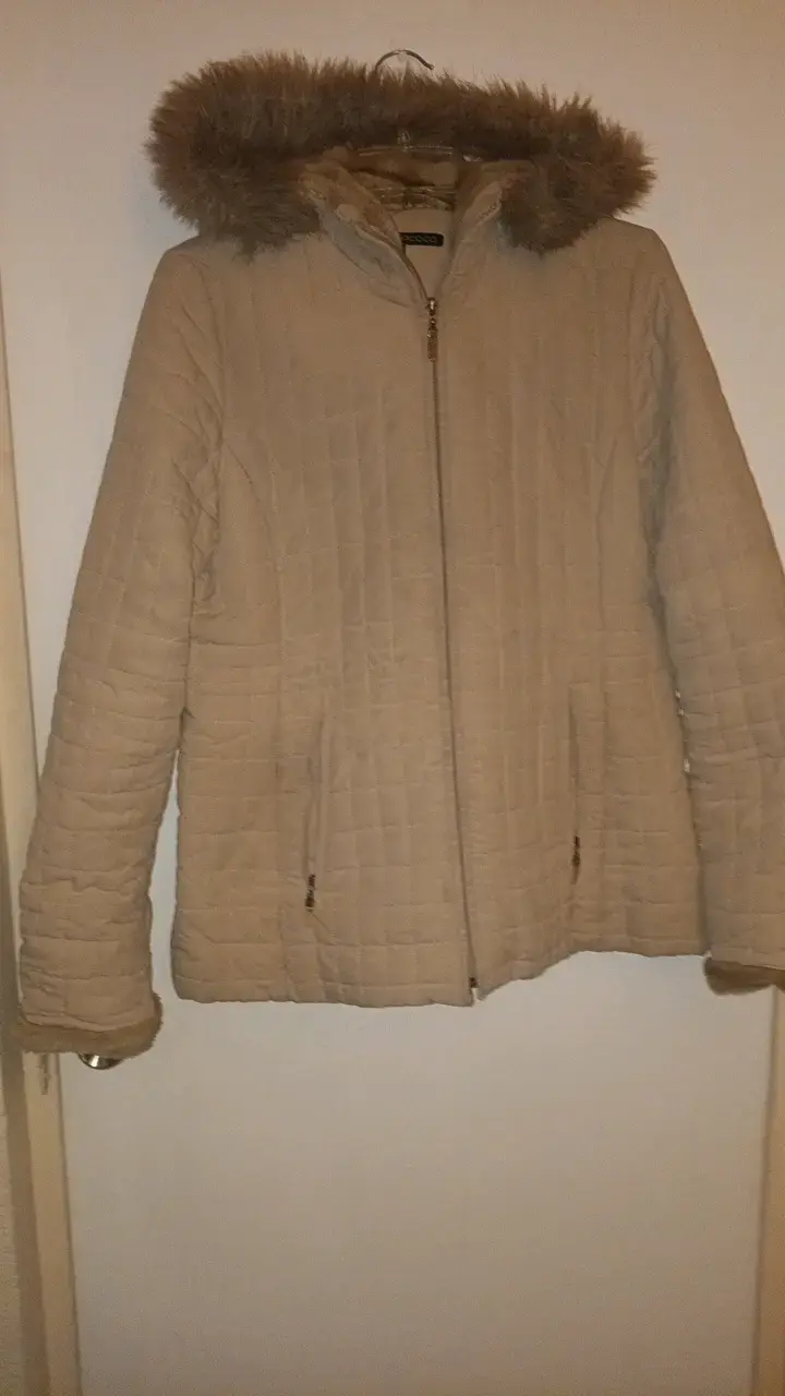 Chaqueta acolchada beige con capucha de piel - 1