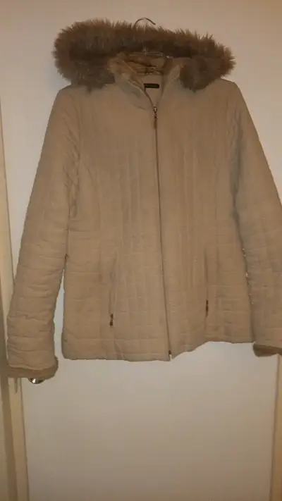 Chaqueta acolchada beige con capucha de piel - miniatura 1