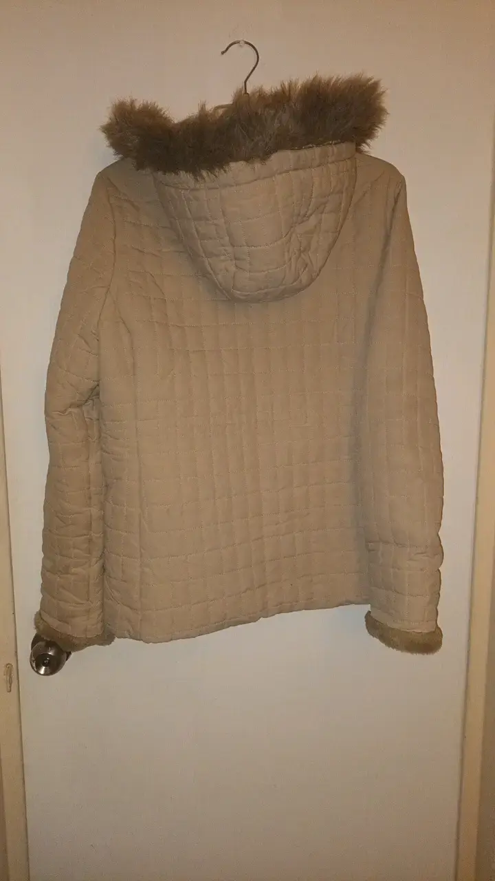 Chaqueta acolchada beige con capucha de piel - 2