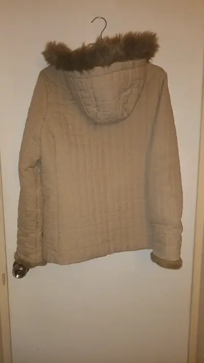 Chaqueta acolchada beige con capucha de piel - miniatura 2