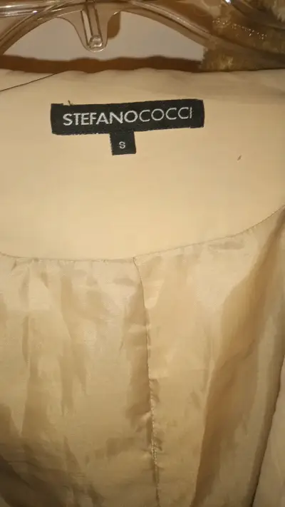 Chaqueta acolchada beige con capucha de piel - miniatura 3
