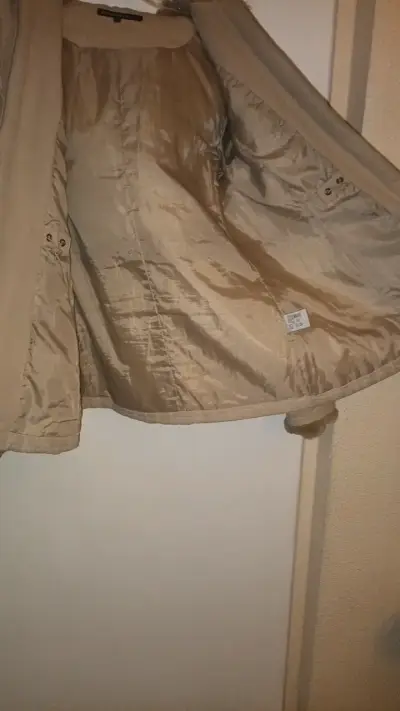 Chaqueta acolchada beige con capucha de piel - miniatura 4