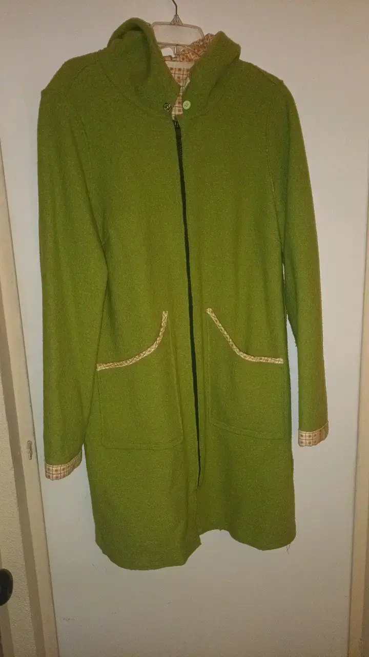 Abrigo verde con capucha y bolsillos - 1