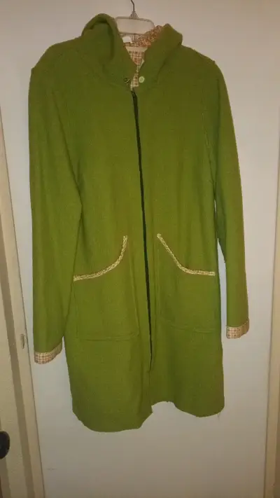 Abrigo verde con capucha y bolsillos - miniatura 1