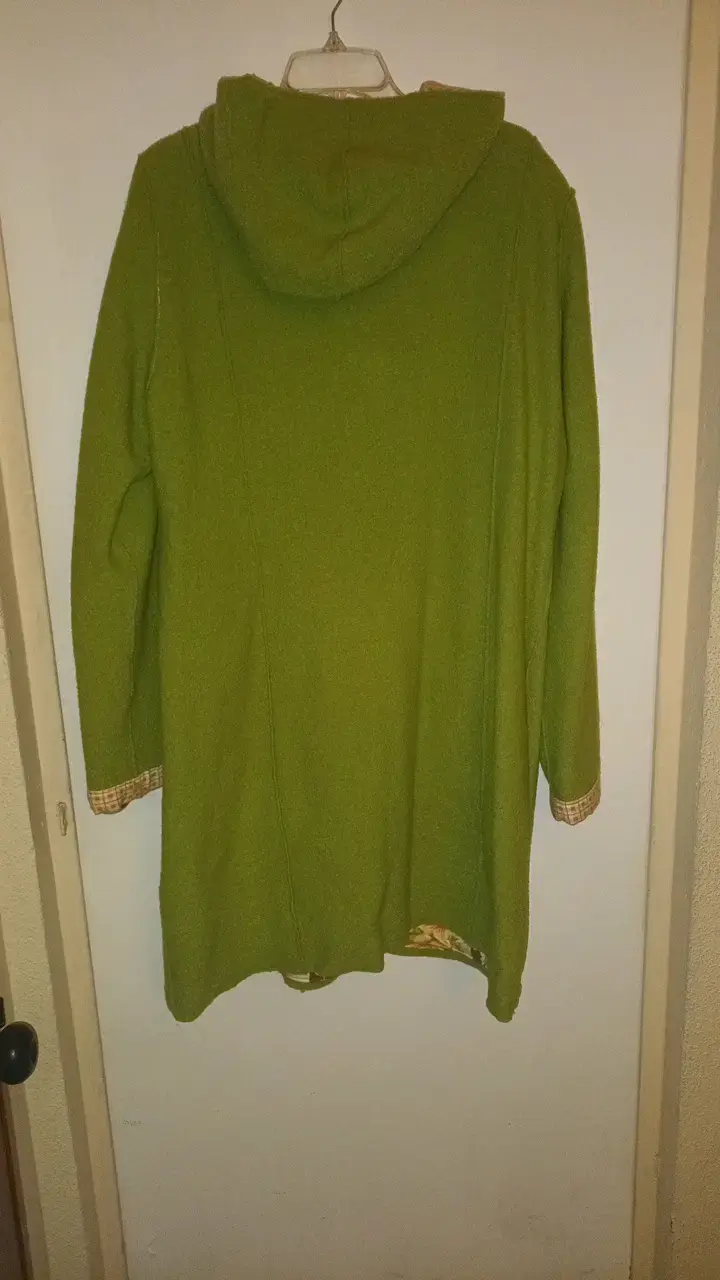 Abrigo verde con capucha y bolsillos - 2