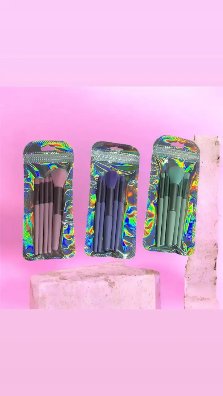 Set de brochas de maquillaje en estuche holográfico