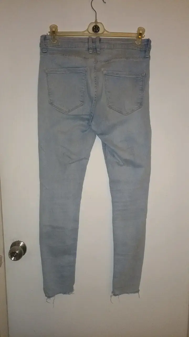 Jeans celestes desgastados para mujer - 2