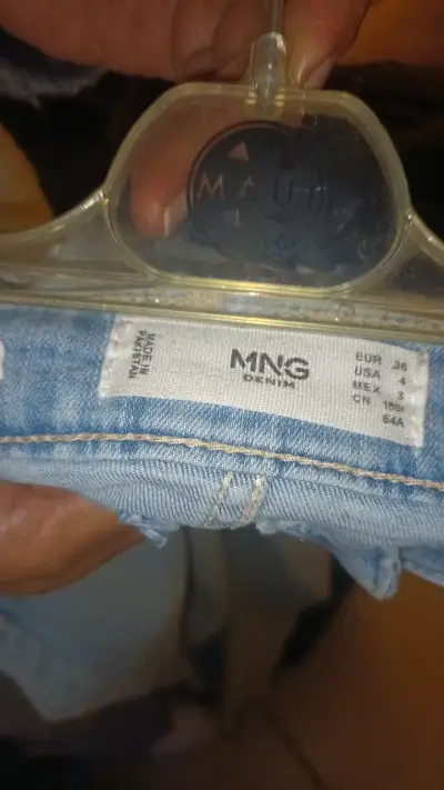 Jeans celestes desgastados para mujer - miniatura 3