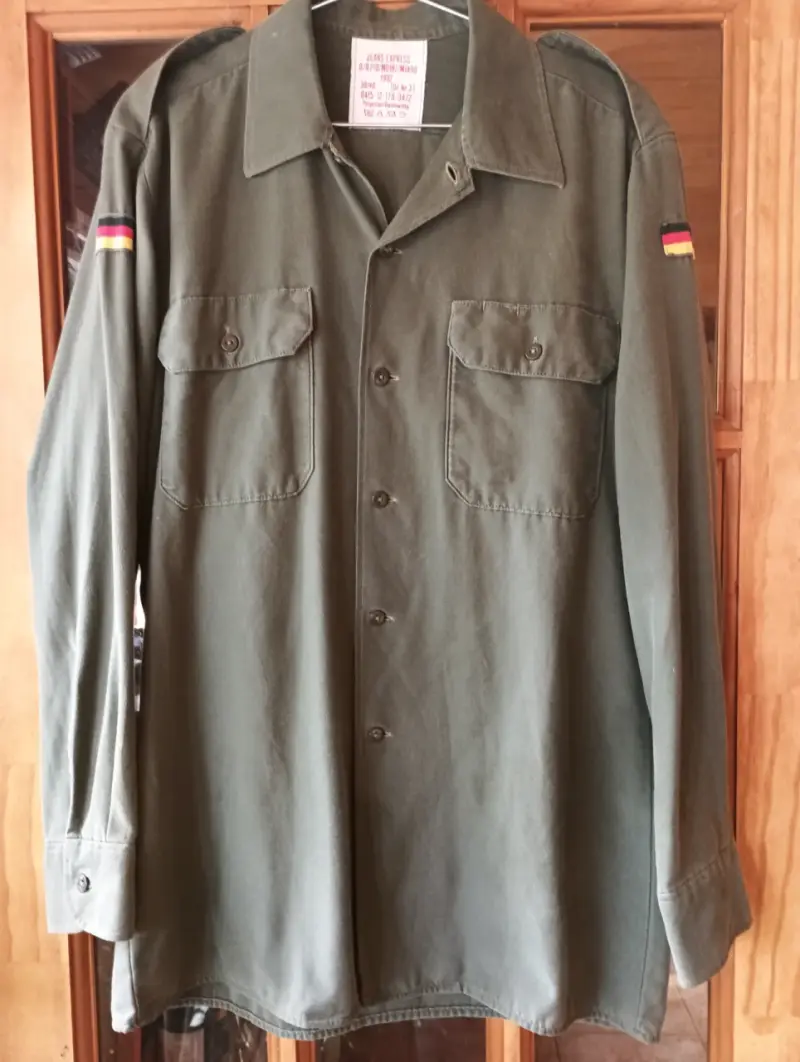 Camisa militar verde con parches - 1