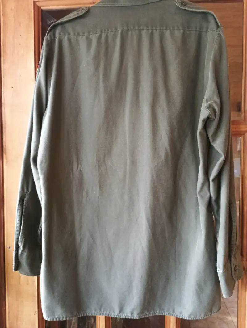 Camisa militar verde con parches - 2