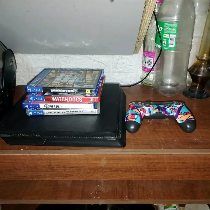 Consola PS4 con juegos y control personalizado - 1