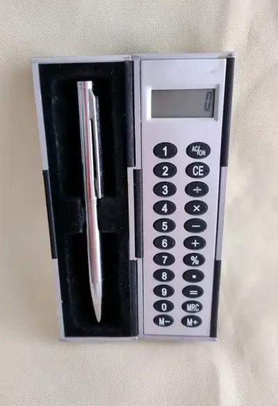 Calculadora magica de bolsillo Año 2000 - miniatura 1